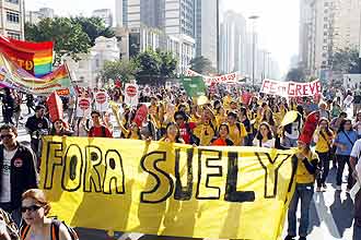 Alunos, docentes e funcionários da USP protestam em São Paulo; passeata saiu da Paulista com destino ao largo São Francisco