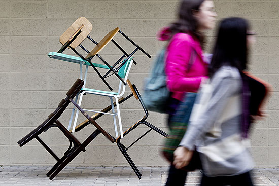 Montagem com cadeiras feita no prdio da Faculdade de Economia e Administrao da USP (Universidade de So Paulo)