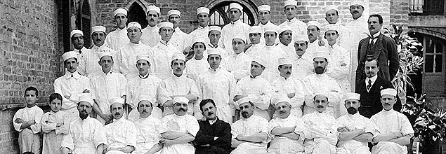 Professores e alunos, em 1916, em livro sobre a histria dos estudantes de medicina da USP