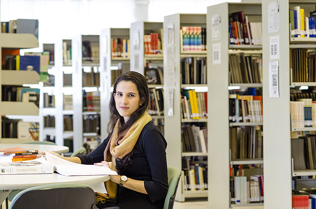 A estudante Tas Menezes na biblioteca da Universidade Federal de Santa Catarina, onde estuda (Caio Cezar/Folhapress)