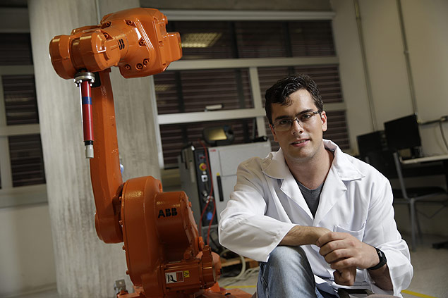 Yuri Machado, aluno de engenharia de automao, em laboratrio da Universidade Federal do ABC, em Santo Andr 