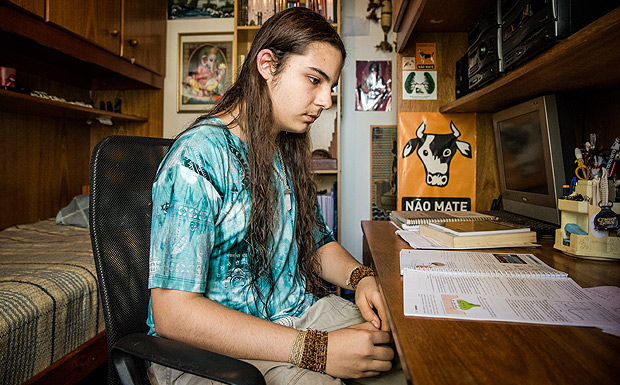O estudante Eric Krger, 19, em sua casa na capital paulista 