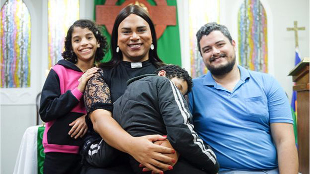 Alexya com os filhos e marido Roberto, com quem est desde 2009 