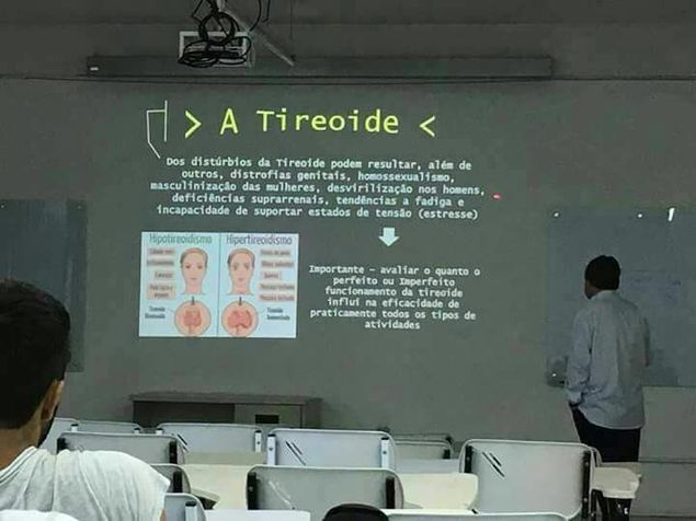 Apresentação de slides do professor Antonio Carlos Simões durante aula na USP