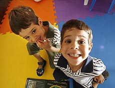 Juliano Genaro, 3, alrgico a leite, e Pedro, que teve o problema quando era beb