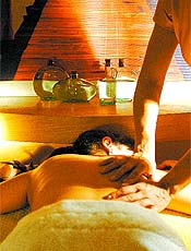 Hospitais oferecem massagens para complementar tratamento