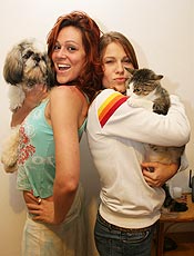 Tatiana Monteiro (com cachorro) e Mariana Hein (com gato)