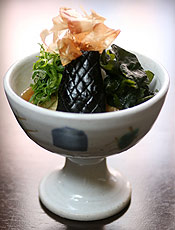 Receita de aguedashi moti tem flocos de peixe bonito (katsuobushi)