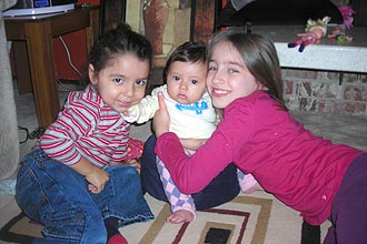 Joseph, 3, Flora, então com 2 meses, e Madison, 7, filhos de Nadine; foto marca 1ª vez em que irmã pôs bebê no penico com sucesso