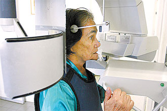 Mulher passa por raio-X que ajuda a detectar a osteoporose; exame simples tem ajudado hospital identificar vtimas da doena