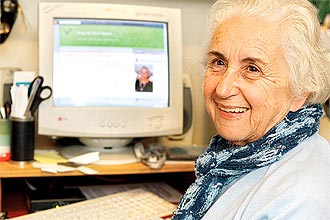 Neuza Guerreiro de Carvalho, 78, a Vovó Neuza, marca presença na internet com seu blog, que conta histórias com temas variados