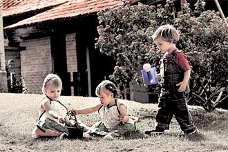 Trigêmeos Luiza, Laura e Matheus, 2, foram fotografados em Atibaia para calendário, que terá renda revertida para entidade