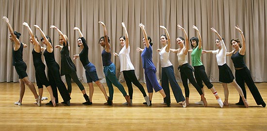 Alunos da professora Zélia Monteiro fazem aula de balé clássico para adultos na Sala Crisantempo, em São Paulo