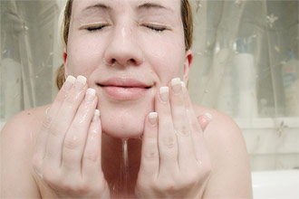 Entre os segredos para ficar com o rosto menos marcado no dia seguinte à noitada estão manter-se hidratada e higienizar a pele