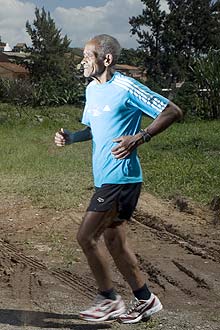 Aos 72 anos, Décio Oliveira percorre 76 quilômetros semanais; ele corre desde 1953