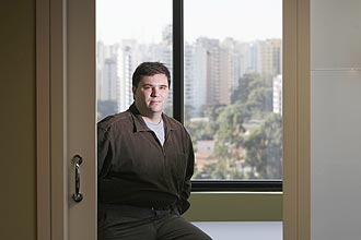 José Alberto Orsi conta como convive com a doença após 4 surtos; ele dirige associação de familiares e portadores de esquizofrenia