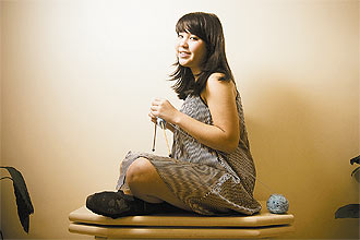 Juliana Yamamoto, 14, aprendeu a fazer tricô quando tinha oito anos de idade, em aulas de formação humana que teve na escola