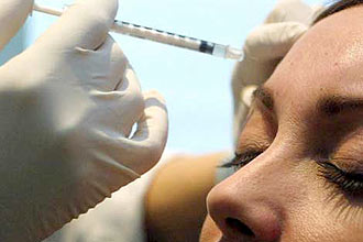 Procedimento estético em clínica de dermatologia