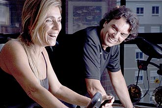 Deborah Cesco, 48, e Raul Boesel, 52, malham juntos; às vezes, o ex-piloto de Fórmula 1 analisa a forma como ela se exercita
