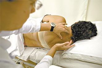 Paciente é submetido a aplicação de agulhas durante sessão de acupuntura realizada no novo ambulatório do Instituto do Câncer