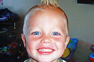 Pais do garoto britânico Maddox Tallowin, de três anos, descobriram que o garoto sofre de leucemia depois que ele cortou o cabelo