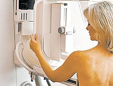 Mulher se submete a mamografia em hospital nos EUA; exame antes dos 40 não compensa
