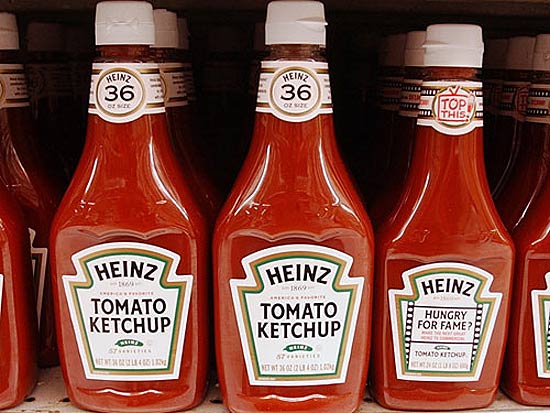 Potes de ketchup Heinz, que foi adquirida por mais de US$ 23 bi por grupo de brasileiros e bilionrio dos EUA| 