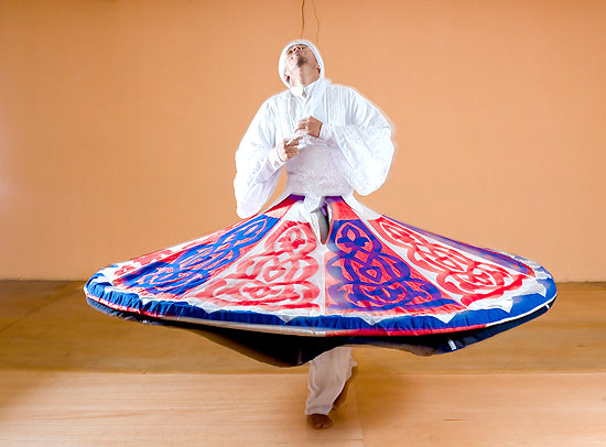 O bailarino Mohamed El Sayed veio a São Paulo ensinar o giro sufi