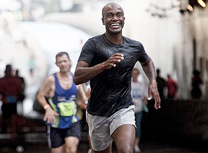 Pesquisadores descobriram que os corredores de maratona que bebem mais água terminam a prova por último