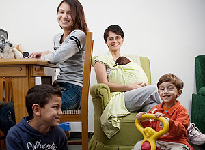 Larissa Hernandes, 31 com seus filhos Luiza, 12; Henrique, 6; Pietro, 2 e Francisco, 1 mes, em sua casa