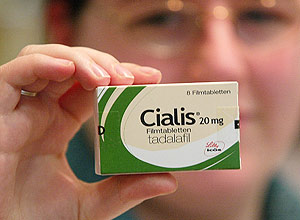 Farmacutico mostra caixa do remdio para impotncia Cialis (Tadafil)