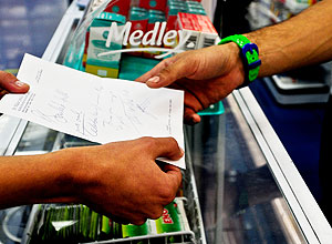 Cliente apresenta receita mdica em farmcia na avenida Paulista, regio central de SP, para comprar antibitico