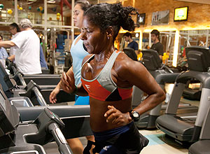 A maratonista Rosa Aparecida Corra, 51, treina na academia Frmula, em So Paulo