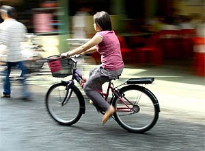 Estudo indica que andar de bicicleta pode ajudar mulheres entre 30 e  40 anos a controlar o peso