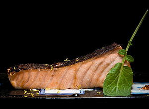 Consumir peixes gordurosos -como o salmão- com frequência, pode diminuir risco de sofrer degeneração macular relacionada à idade