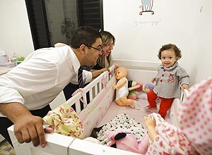 Allan Dantas e Andreza de Campos Vieira, com a filha Manuela; excesso de teorias aumenta frustração dos pais