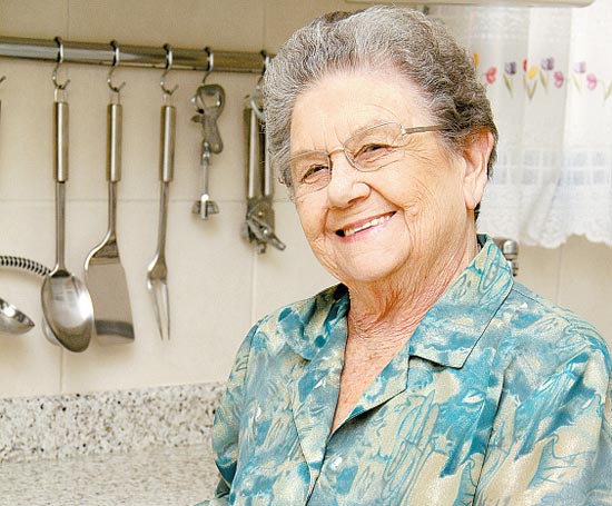 A culinarista Palmirinha Onofre, 79, revela o que coloca no carrinho de compras do supermercado