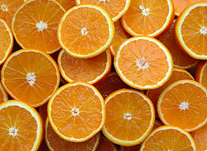 Cientistas defendem que consumir laranja  mais benfico do que tomar vitamina C e outras plulas