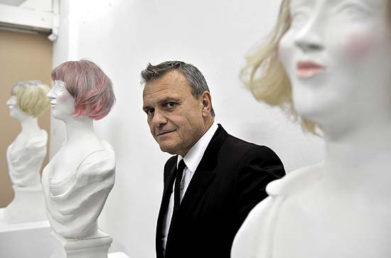 O estilista Jean-Charles de Castelbajac posa ao lado das trs esculturas