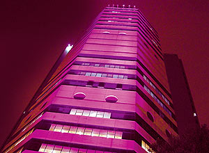 O Icesp, em So Paulo, que fica iluminado de cor-de-rosa neste ms para alertar sobre a preveno do cncer de mama