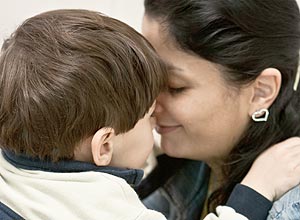L.S, 3 anos, durante uma consulta com sua mae Deise de Andrade Santos, 28, no ambulatório de autismo do HC