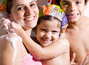 A professora Priscila Blazko, que faz os filhos Vinicius, 6, e Marina, 4, tomarem banho toda vez que brincam na areia
