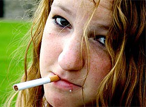 Estudo da Unifesp constatou que adolescentes começam a fumar por influência dos pais, amigos e baladas