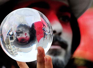 Ativista turco brinca com bola transparente durante protesto sobre o Dia Mundial da Aids, em Istambul 