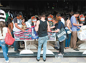Consumidores em loja de comrcio popular em So Paulo; compradores patolgicos so 3% da populao mundial