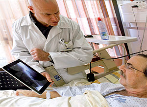 Nir Cohen, do Centro Médico Mayanei Hayeshua, em Israel, mostra raio-X a paciente no iPad