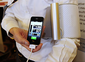Aplicativo e acessório para o iPhone é capaz de medir a pressão arterial e a pulsação dos usuários