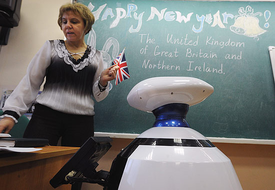 Robô interage com a professora em escola de Moscou