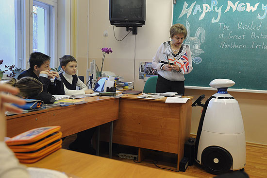 O robô assiste às aulas ao lado dos colegas de Stepan Sopin, 12