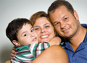 MÃ´nica Fontes, 33, Thiago Fernandes, 34, e Guilherme, 5; o filho nunca viu os pais morando na mesma casa